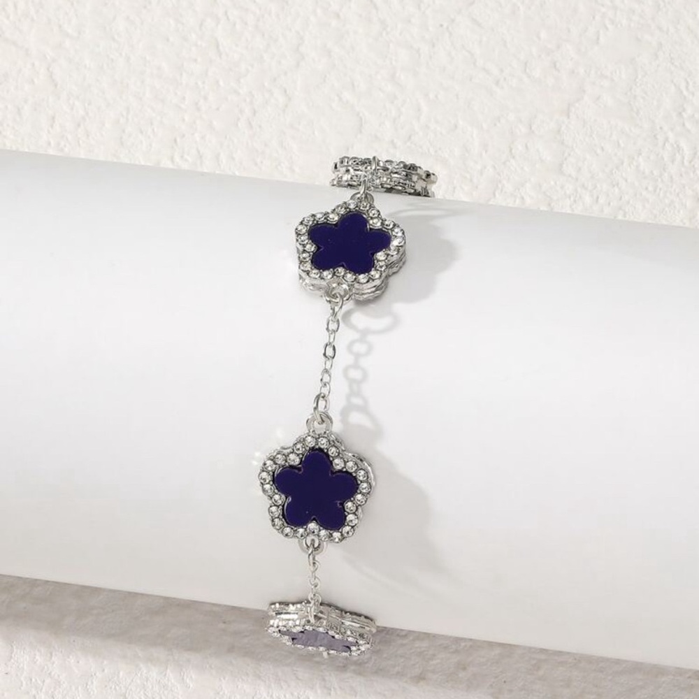 NWT  Luxurious & Elegant blue Clover & zirconias bracelet